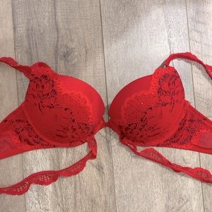 3/35: LA SENZA RED BRA